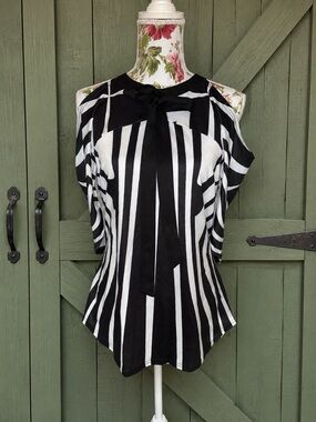 NWT Cupshe Black White Geometric Print Tie Neck Blouse Top Size Large M368